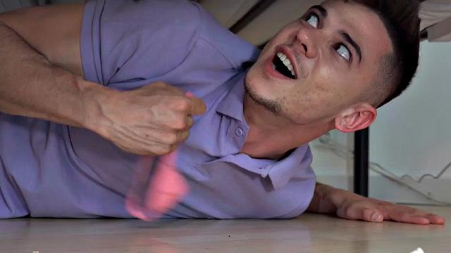 Татуированная красотка бешено скачет на члене парня