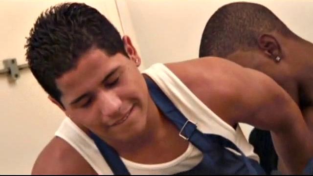 Пицца доставлена, а Мартино берет в рот только анальный ствол, никакой ветчины