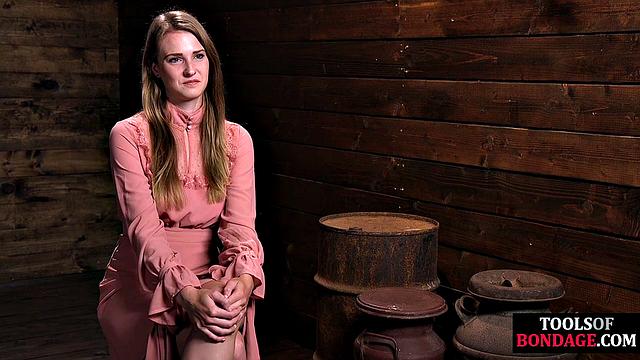 замаскированная рабыня страдает под жестоким кнутом господина
