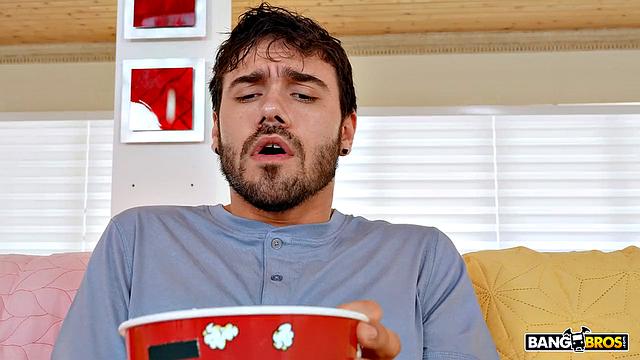 блондинка в обтягивающих легинсах заводит сводного брата и кончает с ним на диване