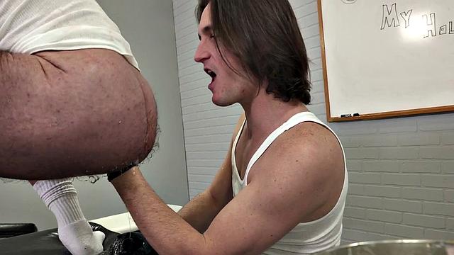 Rimmed gaydaddy assfisted by stud with hands