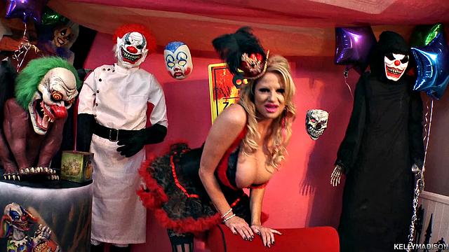 развратная блондинка в костюме клоуна шокирует своим телом