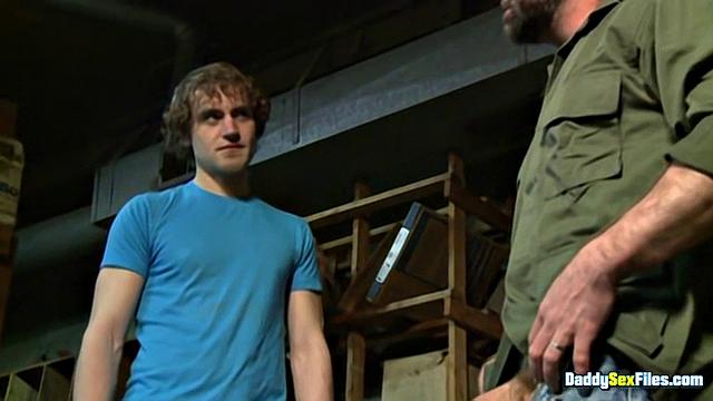 Джош Вест, Росс Бэйли и Сет Робертс делят большой член в горячем гей-тройничке