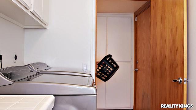 Кейси Кэлверт трахается с Заком Уайлдом на кухонном полу, оба в еде и сиропе.