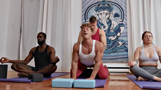 Yoga guy penetrated in anal hole from behind by BWC