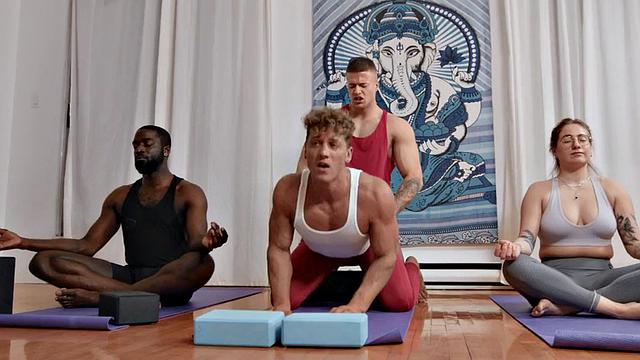 Yoga guy penetrated in anal hole from behind by BWC