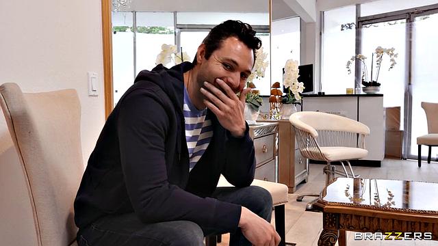 Avery Black заводит салон на вибраторе, а Ebony Mystique доводит клиентку до оргазма языком и игрушкой.