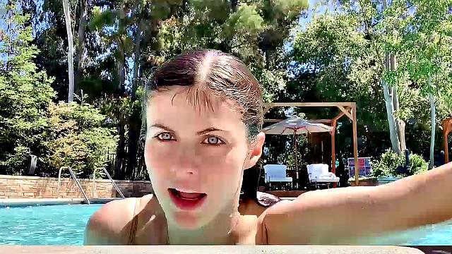 глянь как александра даддарио соблазняет в бикини у бассейна
