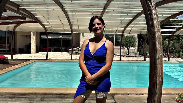 Мари тащится от жёсткой ебли с большим хуем у бассейна