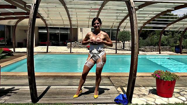 Marie kiff se faire secouer par une grosse bite !