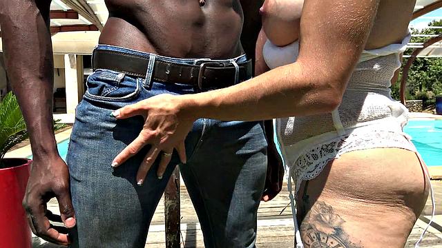 Marie kiff se faire secouer par une grosse bite !