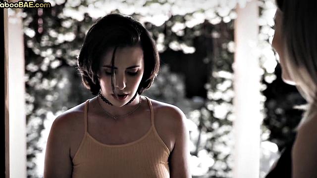 блондинка с аппетитом вылизывает киску своей подруги