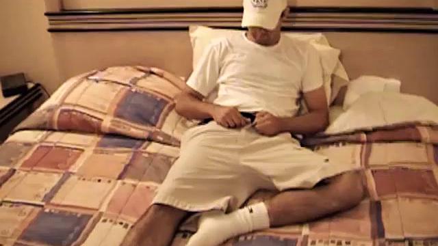 Билли дрочит свой толстый член и мощно кончает