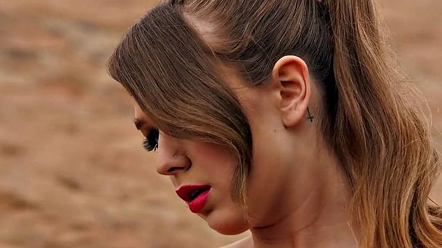 блондинка в шортах выгуливает попку и ловит кайф на природе