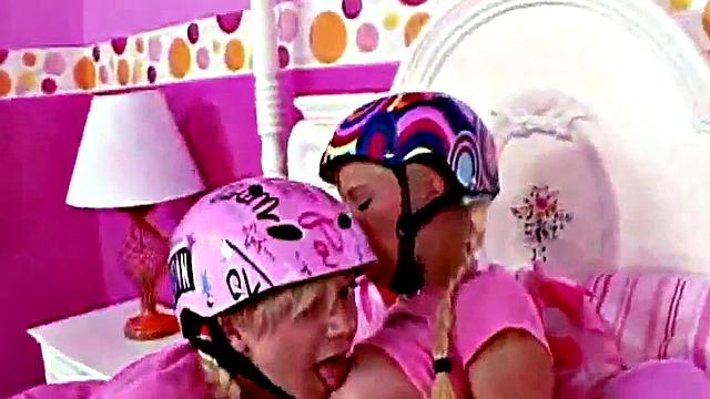 Blonde teens fingering each other