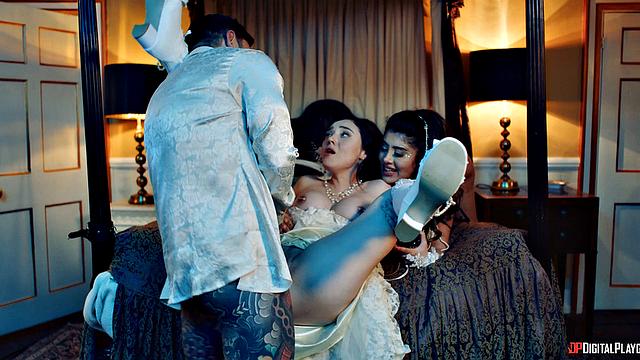 раскованная премьерша вливается в страстное трио с игрушками