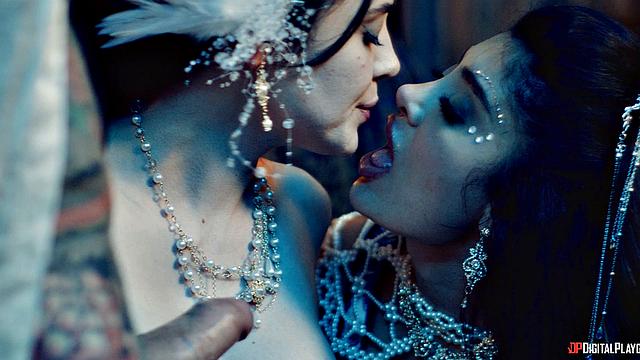 раскованная премьерша вливается в страстное трио с игрушками