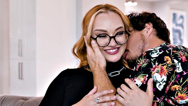 Tattooed babe burns with sexual desire for her partner