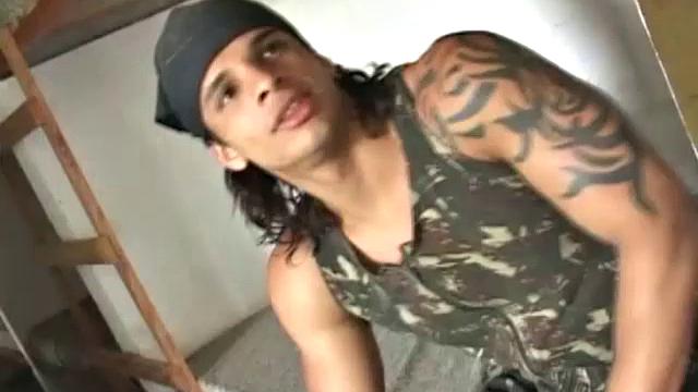 Латиносы-солдаты не сдержались и трахаются в полный рост без резины на природе
