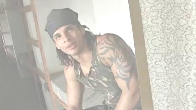 Латиносы-солдаты не сдержались и трахаются в полный рост без резины на природе