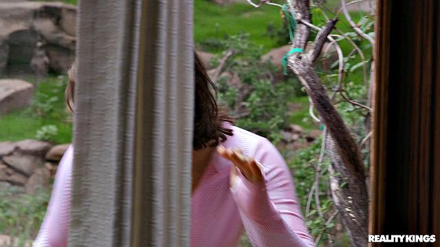 раскрепощённая бегунья трахается с мужем соседки и получает мощный анал