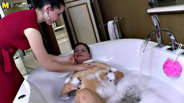 жадная milf рвётся к зрелой киске с бешеным аппетитом