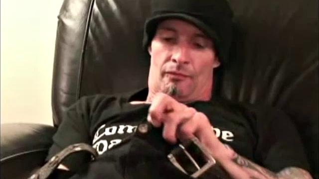 Татуированные мужики не сдерживают страсть после смены