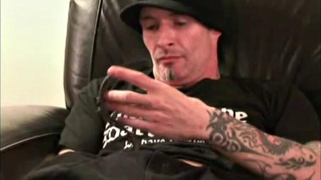 Татуированные мужики не сдерживают страсть после смены