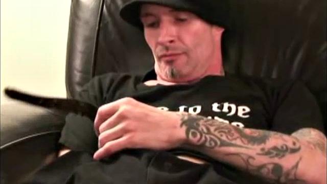 Татуированные мужики не сдерживают страсть после смены