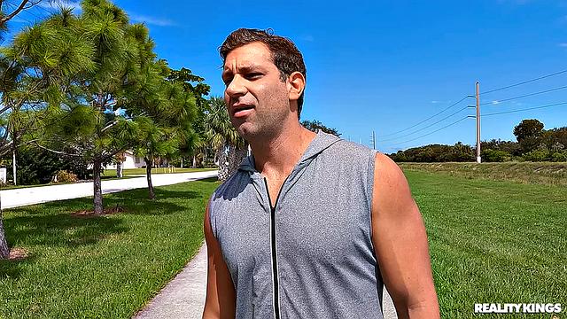 Измученная пробежкой красотка жадно принимает в анал прямо с порога