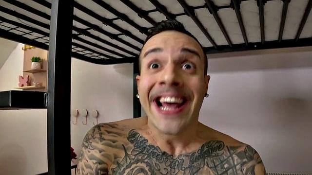 брюнетка рвёт постель в диком хостельном тройнике