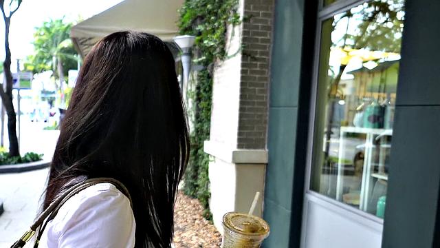 смотри, как горячая брюнетка трахается со студентом на улице