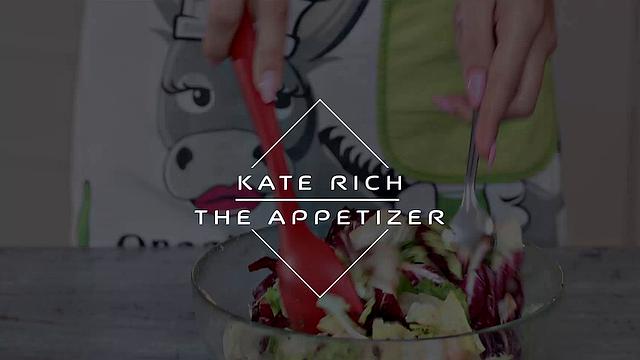 брюнетка с пирсингом в пупке трахается на кухне