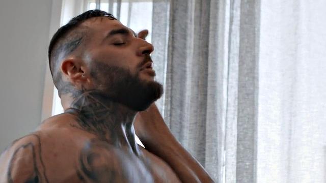 Татуированный качок наказывает латинского любовника в постели