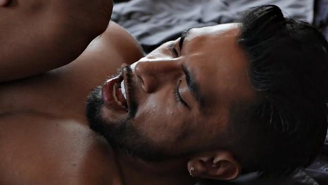 Татуированный качок наказывает латинского любовника в постели