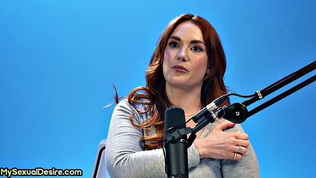 Рыжая стройная красотка ласкает себя пальцами на камеру в соло шоу.