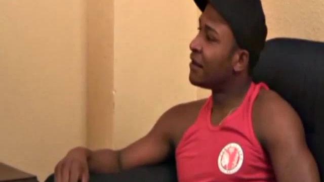 Ромулу мало одной - берет две латинские палки сразу в рот