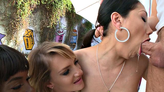 ана, вики и кали заливают друг друга слюной и трахаются в анал