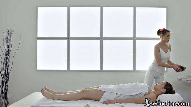 соблазнительная массажистка ласкает толстозадую красотку пальцами