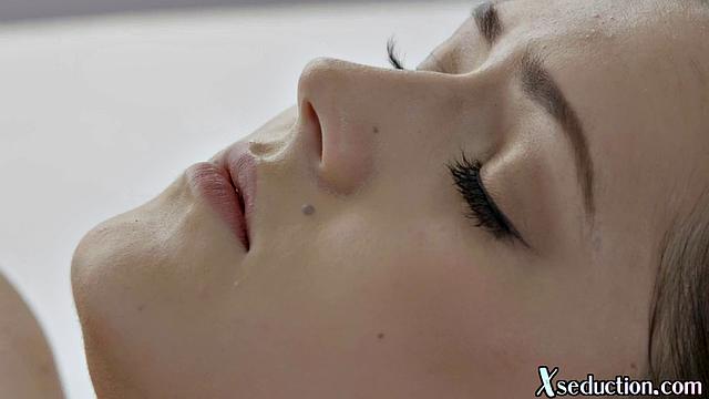 big booty babe pussyfingered by masseuse