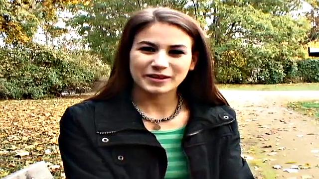 похотливая шлюха отсасывает огромный белый хер на улице в pov