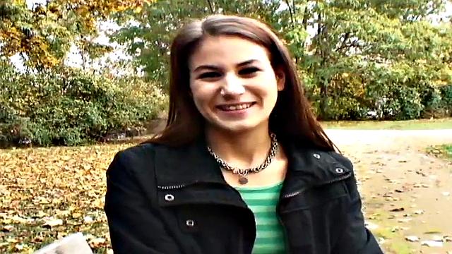 похотливая шлюха отсасывает огромный белый хер на улице в pov