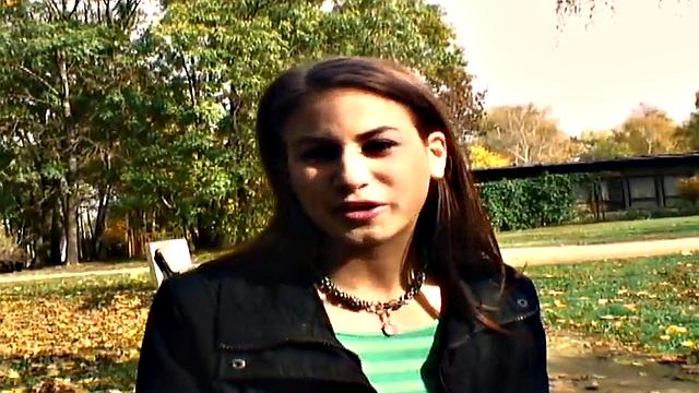 похотливая шлюха отсасывает огромный белый хер на улице в pov