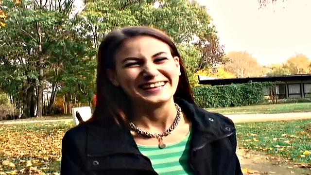 похотливая шлюха отсасывает огромный белый хер на улице в pov