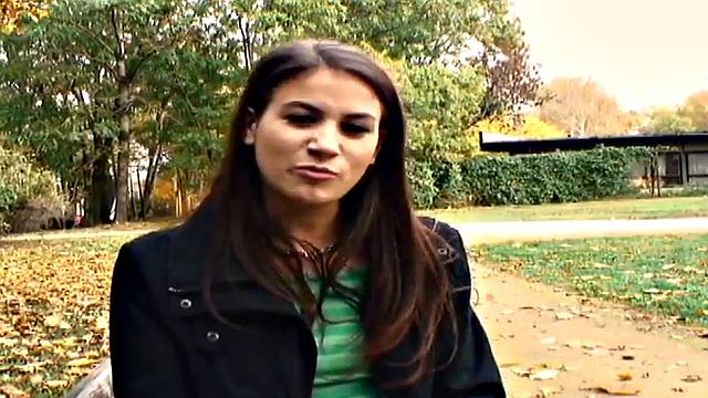 похотливая шлюха отсасывает огромный белый хер на улице в pov