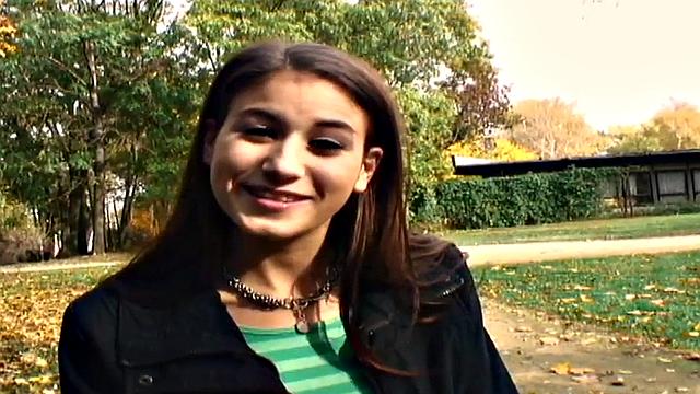 похотливая шлюха отсасывает огромный белый хер на улице в pov