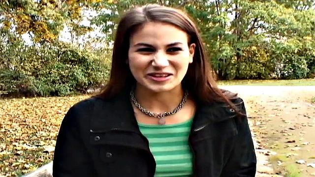 похотливая шлюха отсасывает огромный белый хер на улице в pov