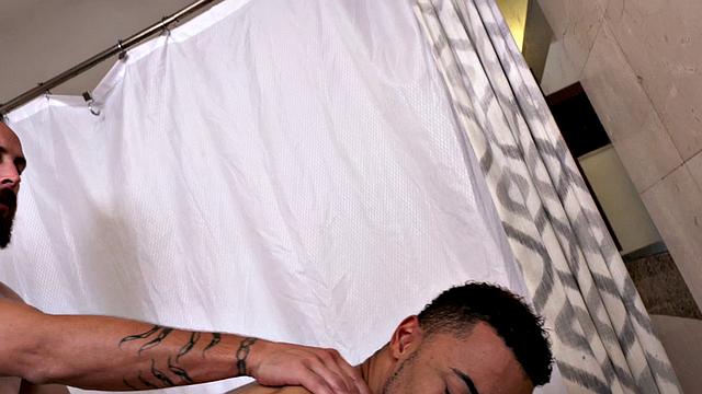 волосатый твинг получает от татуированного парня в ванне