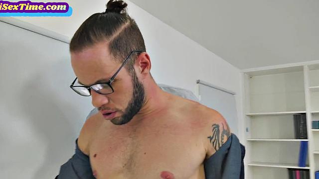 Bisexual lovers enjoy in 3some in 69 position