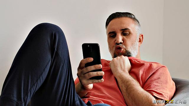 Кензи Тейлор устраивает шоу с глубоким горлом и мастурбацией для скрытой камеры, Кейран Ли не может устоять перед её телом и жадным ртом.